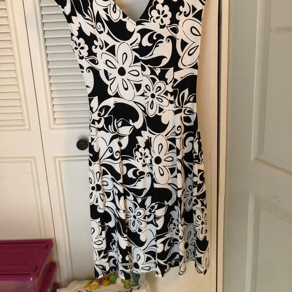London Times Black and White large floral pattern Fit and Flare Dress. Size 10. - Picture 6 of 6